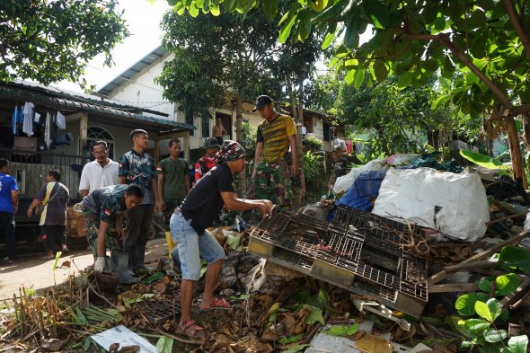 Warga dan Anggota Satgas TMMD 120 Kodim Batam Laksanakan Kerja Bakti